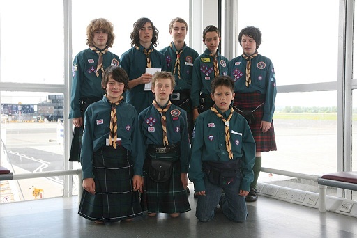 Julio 2012. En el aeropuerto de Jersey. Campamento a la Isla de Jersey del Grupo Scout 44 de Glasgow, Escocia